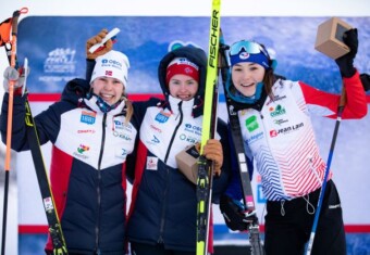 Ida Marie Hagen (NOR), Gyda Westvold Hansen (NOR), Lena Brocard (FRA) (l-r) bildeten das Podium am Freitag.