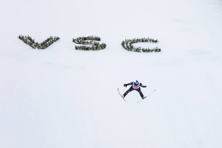 Vinzenz Geiger (GER) ist nach seiner Erkrankung in Klingenthal wieder mit am Start.