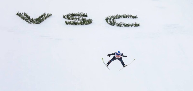 Vinzenz Geiger (GER) ist nach seiner Erkrankung in Klingenthal wieder mit am Start.