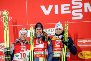 Johannes Lamparter (AUT) muss in Otepää auf seine beiden erkrankten Kollegen Vinzenz Geiger (GER) und Jarl Magnus Riiber (NOR), (l-r) verzichten.