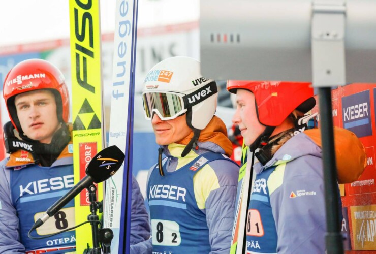 Nathalie Armbruster (GER), Julian Schmid (GER), Manuel Faisst (GER), Jenny Nowak (GER), (l-r) liegen nach dem Springen in Führung.