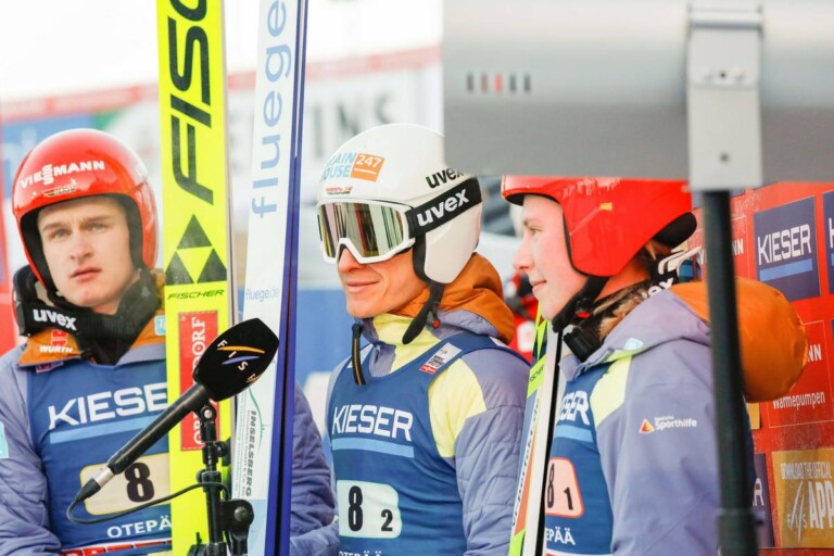 Nathalie Armbruster (GER), Julian Schmid (GER), Manuel Faisst (GER), Jenny Nowak (GER), (l-r) liegen nach dem Springen in Führung.