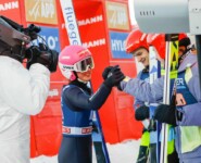 Nathalie Armbruster (GER), Julian Schmid (GER), Manuel Faisst (GER), Jenny Nowak (GER), (l-r) liegen nach dem Springen in Führung.
