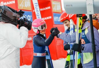 Nathalie Armbruster (GER), Julian Schmid (GER), Manuel Faisst (GER), Jenny Nowak (GER), (l-r) liegen nach dem Springen in Führung.