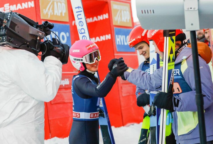 Nathalie Armbruster (GER), Julian Schmid (GER), Manuel Faisst (GER), Jenny Nowak (GER), (l-r) liegen nach dem Springen in Führung.