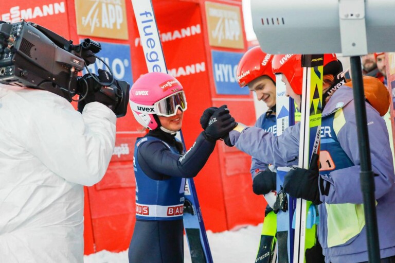 Nathalie Armbruster (GER), Julian Schmid (GER), Manuel Faisst (GER), Jenny Nowak (GER), (l-r) liegen nach dem Springen in Führung.