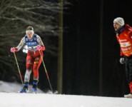 Annalena Slamik (AUT) wird von einem Betreuer angefeuert.