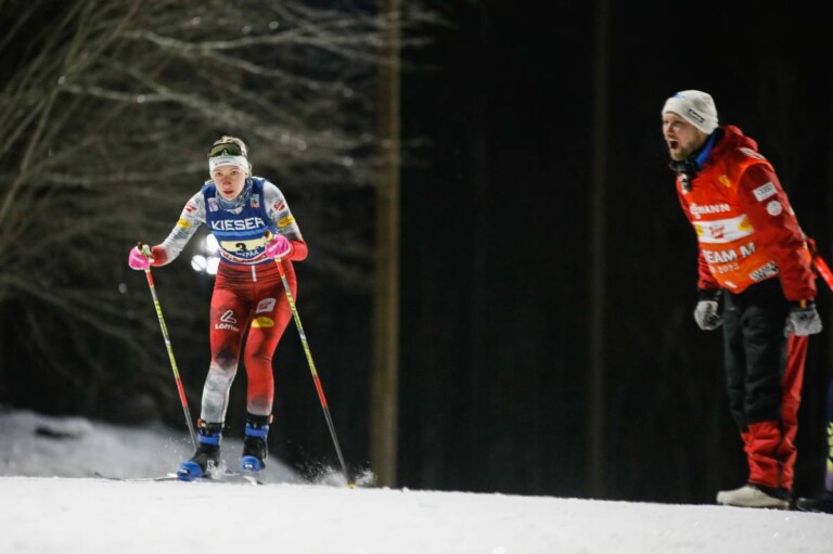 Annalena Slamik (AUT) wird von einem Betreuer angefeuert.