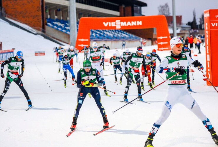 Einar Luraas Oftebro (NOR) wird Zweiter nach dem Lauf, Fabian Rießle (Mitte) wird Vierter.