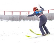 Da unten hört die Schanze auf: Jenny Nowak (GER) landet erst bei 100 Metern.