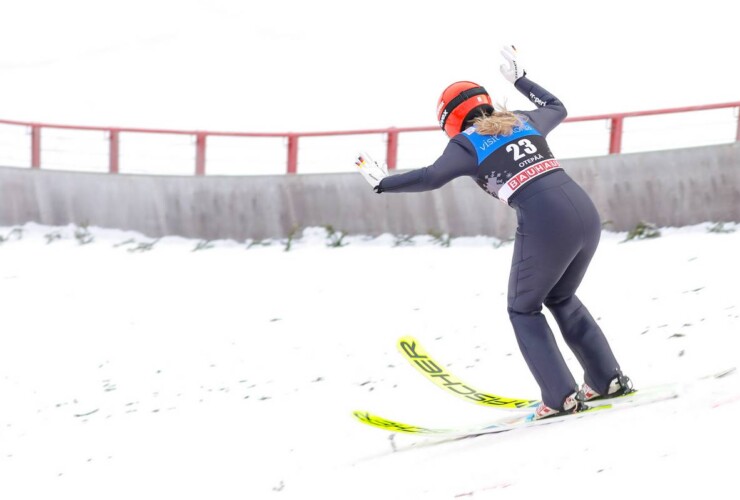 Da unten hört die Schanze auf: Jenny Nowak (GER) landet erst bei 100 Metern.