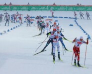 Im Hintergrund (23) kehrt Jakob Lange (GER) um. Jens Luraas Oftebro (NOR), Johannes Lamparter (AUT), (l-r)