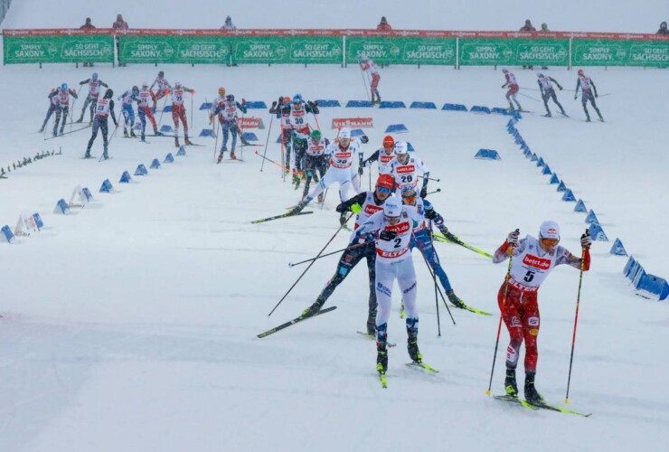 Im Hintergrund (23) kehrt Jakob Lange (GER) um. Jens Luraas Oftebro (NOR), Johannes Lamparter (AUT), (l-r)