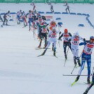 Das Feld im Schanzenauslauf: Einar Luraas Oftebro (NOR), Eric Frenzel (GER), Andreas Skoglund (NOR), Ilkka Herola (FIN), Julian Schmid (GER), (l-r)