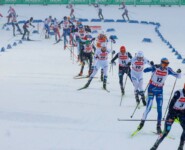 Das Feld im Schanzenauslauf: Einar Luraas Oftebro (NOR), Eric Frenzel (GER), Andreas Skoglund (NOR), Ilkka Herola (FIN), Julian Schmid (GER), (l-r)