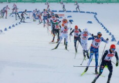Das Feld im Schanzenauslauf: Einar Luraas Oftebro (NOR), Eric Frenzel (GER), Andreas Skoglund (NOR), Ilkka Herola (FIN), Julian Schmid (GER), (l-r)