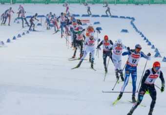 Das Feld im Schanzenauslauf: Einar Luraas Oftebro (NOR), Eric Frenzel (GER), Andreas Skoglund (NOR), Ilkka Herola (FIN), Julian Schmid (GER), (l-r)