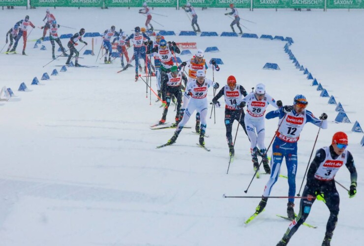 Das Feld im Schanzenauslauf: Einar Luraas Oftebro (NOR), Eric Frenzel (GER), Andreas Skoglund (NOR), Ilkka Herola (FIN), Julian Schmid (GER), (l-r)