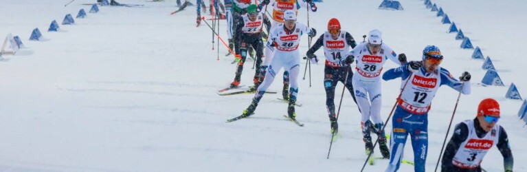 Das Feld im Schanzenauslauf: Einar Luraas Oftebro (NOR), Eric Frenzel (GER), Andreas Skoglund (NOR), Ilkka Herola (FIN), Julian Schmid (GER), (l-r)