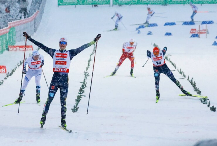 Vinzenz Geiger (GER) gewinnt den Lauf des Massenstarts vor Jens Oftebro (NOR) und Eric Frenzel (GER).