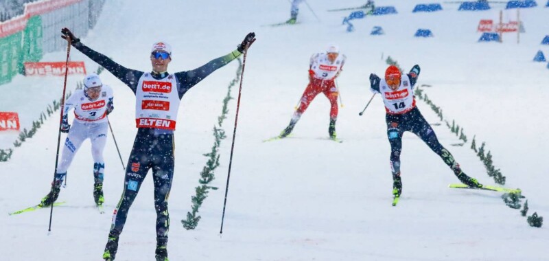 Vinzenz Geiger (GER) gewinnt den Lauf des Massenstarts vor Jens Oftebro (NOR) und Eric Frenzel (GER).