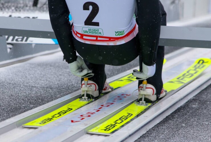 Iacopo Bortolas (ITA) kontrolliert seine Bindung vor dem Sprung.