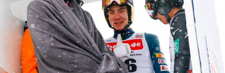 Otto Niittykoski (FIN) nutzt den Raum der Materialkontrolle als Windfang.