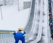 Otto Niittykoski (FIN) auf dem Weg zum Absprung