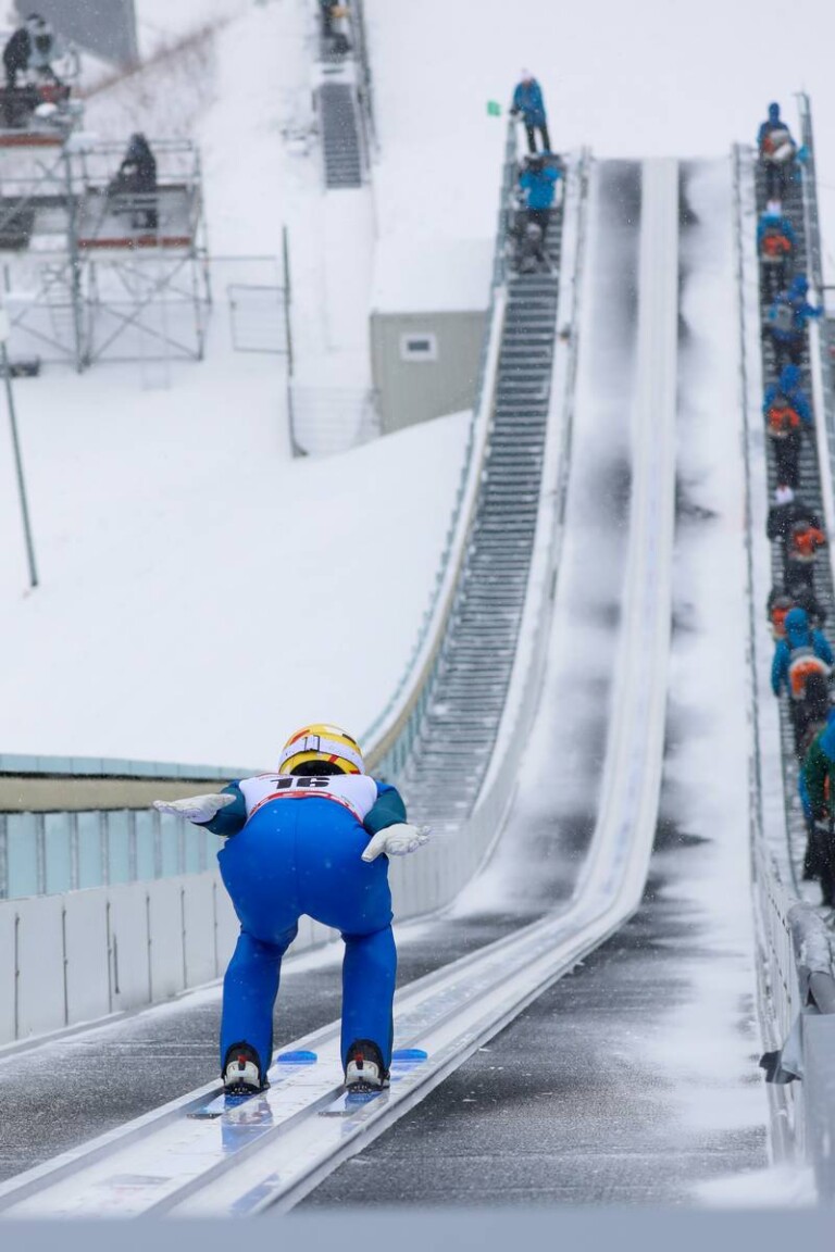 Otto Niittykoski (FIN) auf dem Weg zum Absprung