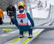Jesse Paeaekkoenen (FIN) wartet auf die Freigabe.