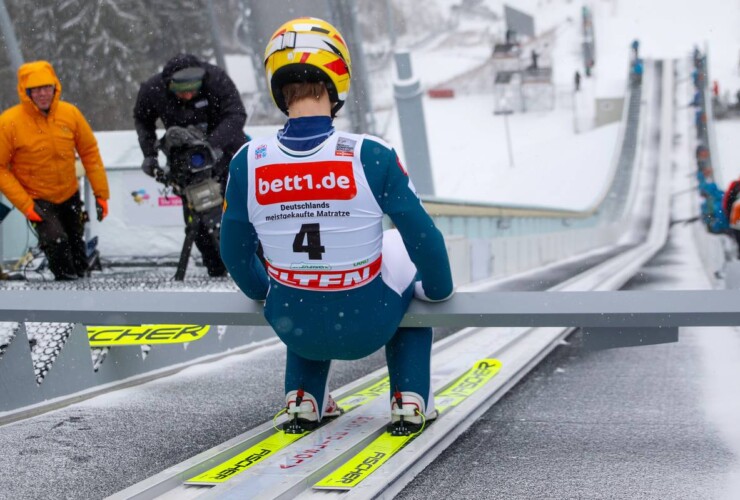 Jesse Paeaekkoenen (FIN) wartet auf die Freigabe.