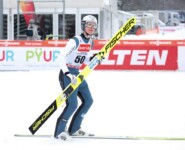 Einar Luraas Oftebro (NOR) stürzte beim Sprung, nahm es aber mit Humor.