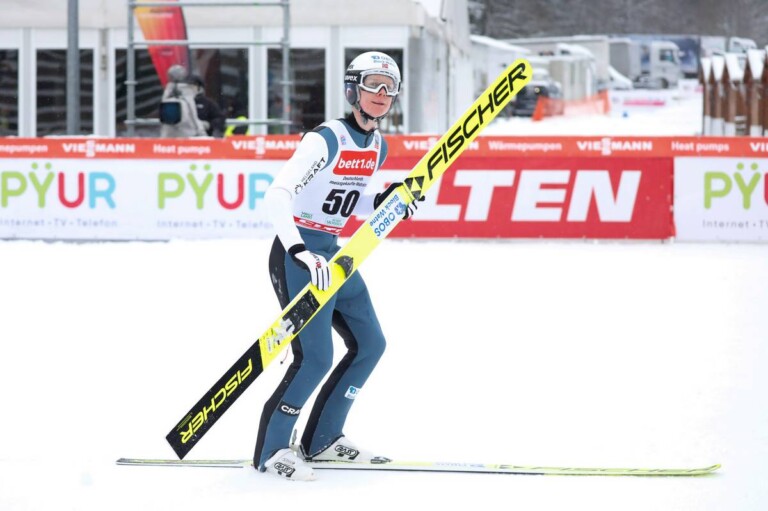Einar Luraas Oftebro (NOR) stürzte beim Sprung, nahm es aber mit Humor.