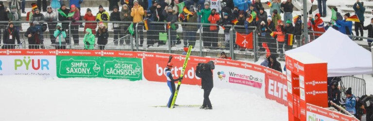 Johannes Rydzek (GER) freut sich über die Unterstützung der Zuschauer.
