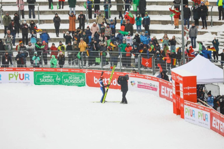 Johannes Rydzek (GER) freut sich über die Unterstützung der Zuschauer.