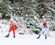 Jarl Magnus Riiber (NOR) verfolgt Johannes Lamparter (AUT).
