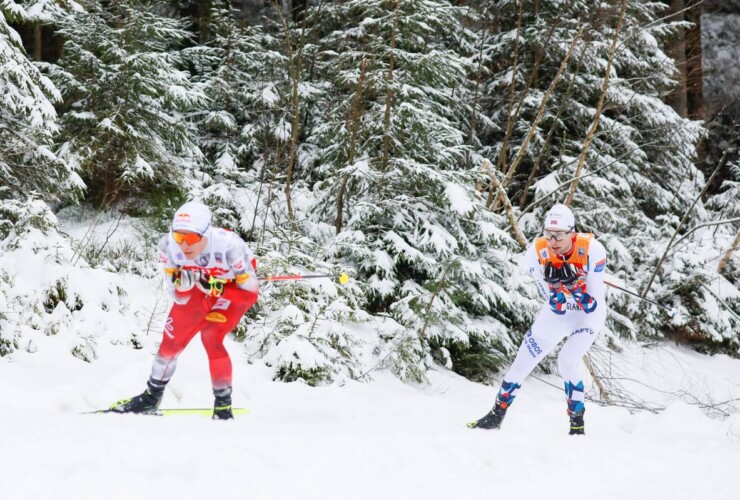 Jarl Magnus Riiber (NOR) verfolgt Johannes Lamparter (AUT).