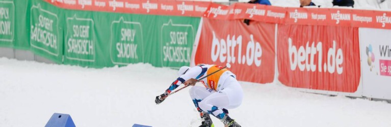 Jarl Magnus Riiber (NOR) stürzt kurz vor dem Ziel.