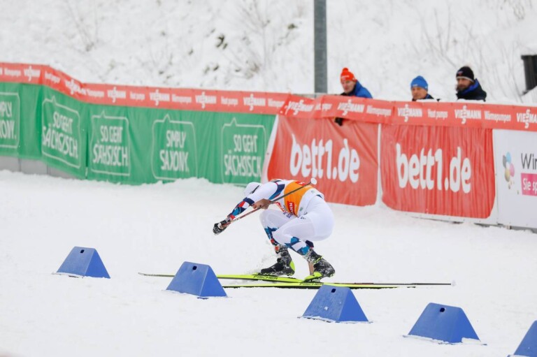 Jarl Magnus Riiber (NOR) stürzt kurz vor dem Ziel.