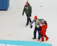 Ein deutscher Mannschaftsbetreuer hilft Jolana Hradilova (CZE) nach ihrer Knieverletzung.