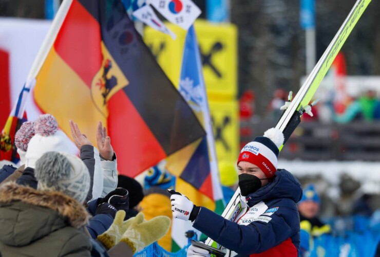 Jens Luraas Oftebro (NOR) verteilt Autogrammkarten in Seefeld.