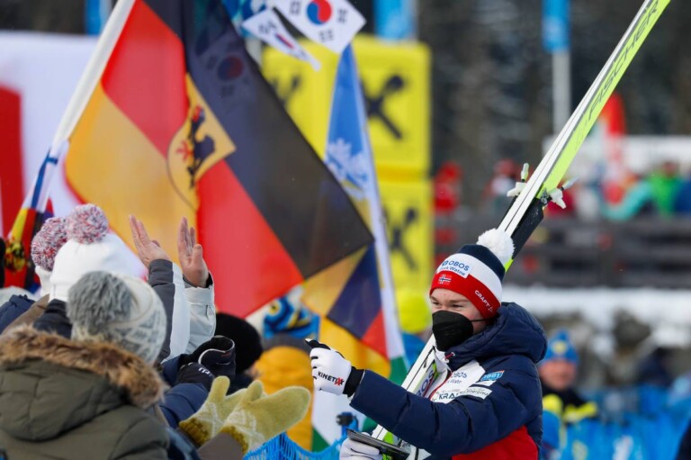 Jens Luraas Oftebro (NOR) verteilt Autogrammkarten in Seefeld.