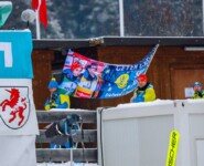 Der Eric Frenzel-Fanclub marschiert ein und sorgt für gute Stimmung.