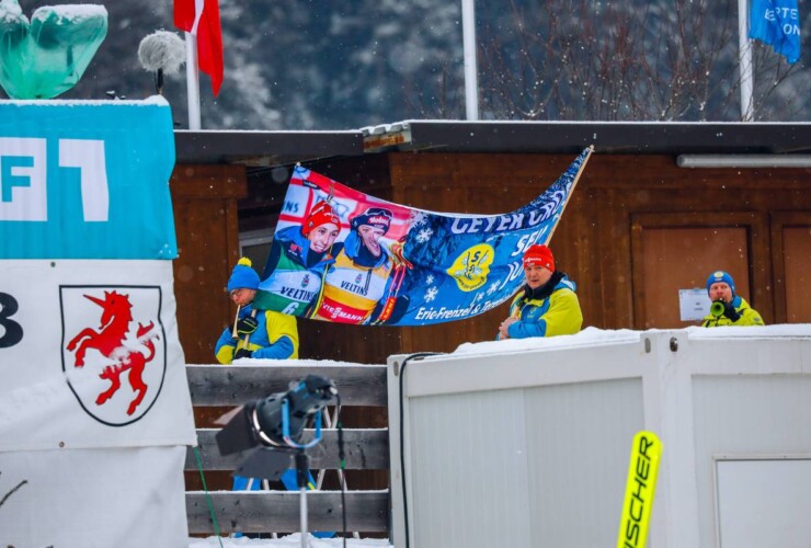 Der Eric Frenzel-Fanclub marschiert ein und sorgt für gute Stimmung.