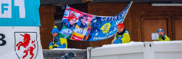 Der Eric Frenzel-Fanclub marschiert ein und sorgt für gute Stimmung.