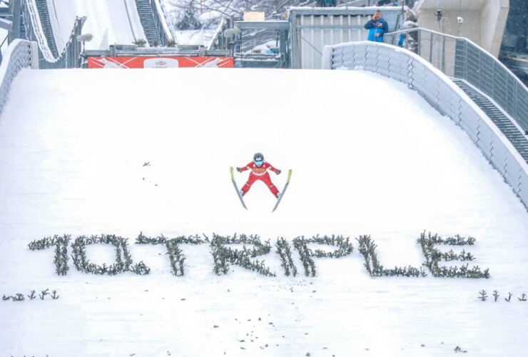 Lisa Hirner (AUT) springt auf der Toni Seelos-Schanze in Seefeld.