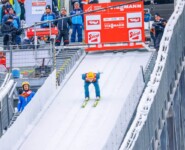 Ilkka Herola (links) beobachtet seinen Teamkollegen Eero Hirvonen (FIN).