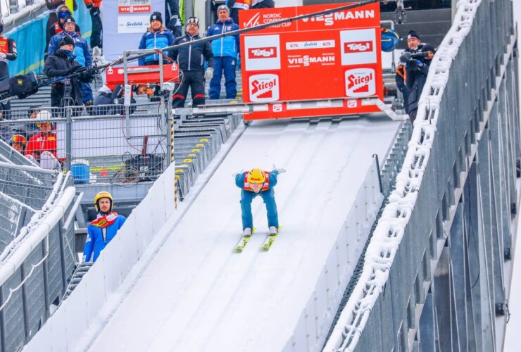 Ilkka Herola (links) beobachtet seinen Teamkollegen Eero Hirvonen (FIN).