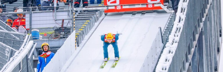 Ilkka Herola (links) beobachtet seinen Teamkollegen Eero Hirvonen (FIN).