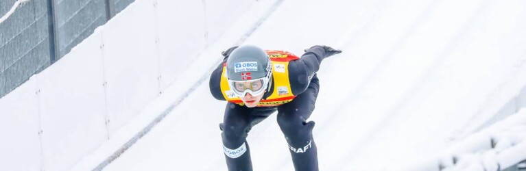 Von vorne nicht zu sehen: Jarl Magnus Riiber (NOR) hatte ein Loch im Anzug.